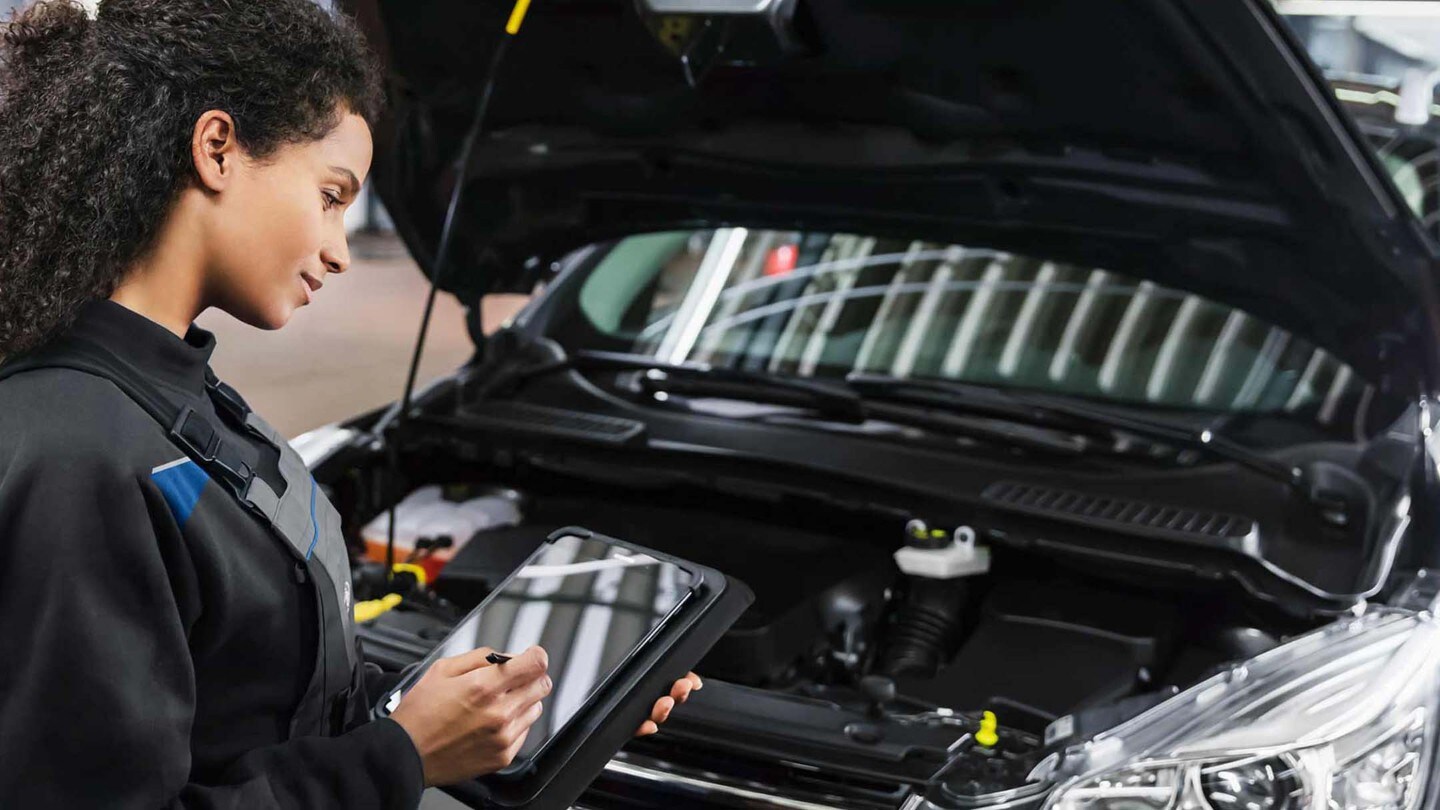 Ein Ford Auszubildender sammelt Daten Ford apprentice collecting data