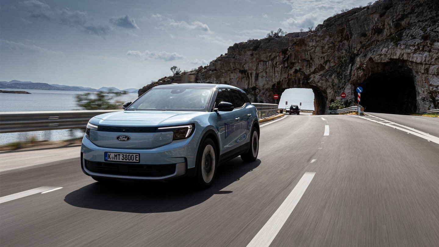 Der elektrische Ford Explorer beim Fahren auf einer Küstenstraße