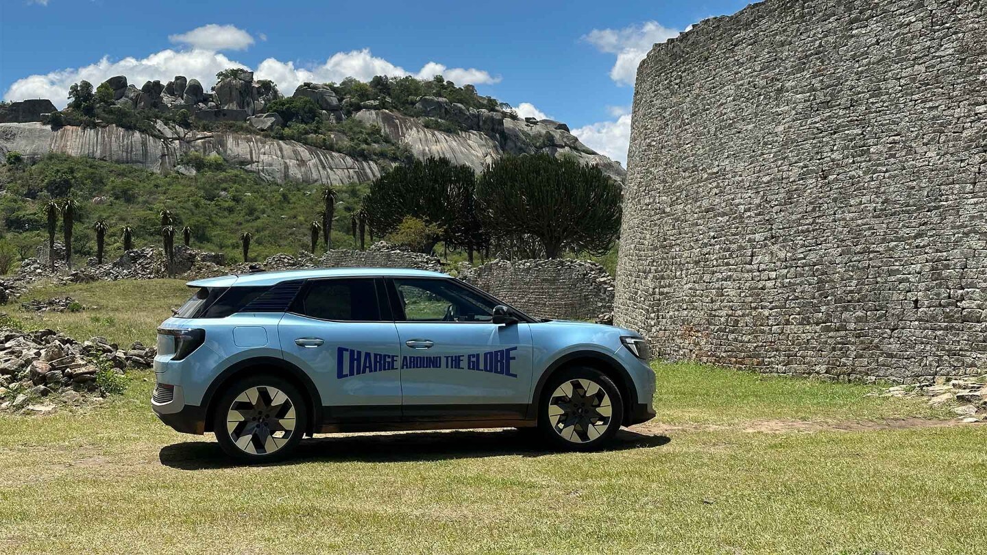 Der Ford Explorer neben den Ruinen