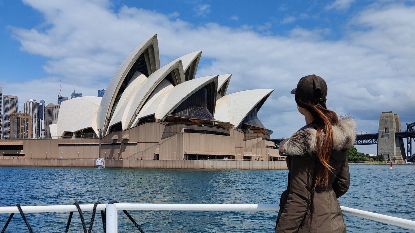 Lexie Limitless bestaunt die Aussicht – Sydney Opera House