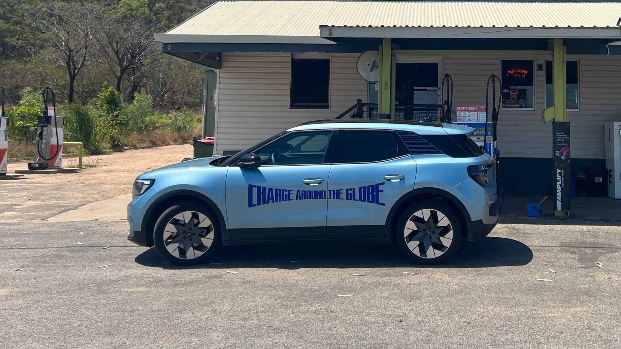 Ford Explorer geparkt vor einem Gemischtwarenladen in Inkerman