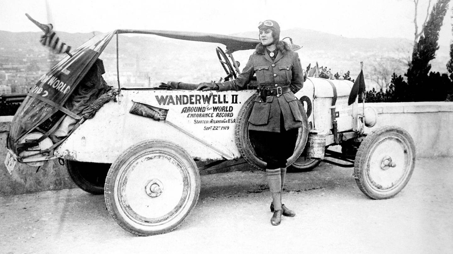 Aloha Wanderwell vor ihrem Ford Model-T stehend