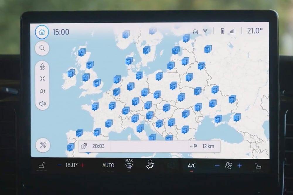 Multifunktionsdisplay zeigt Europakarte mit markierten BlueOval-Ladestationen