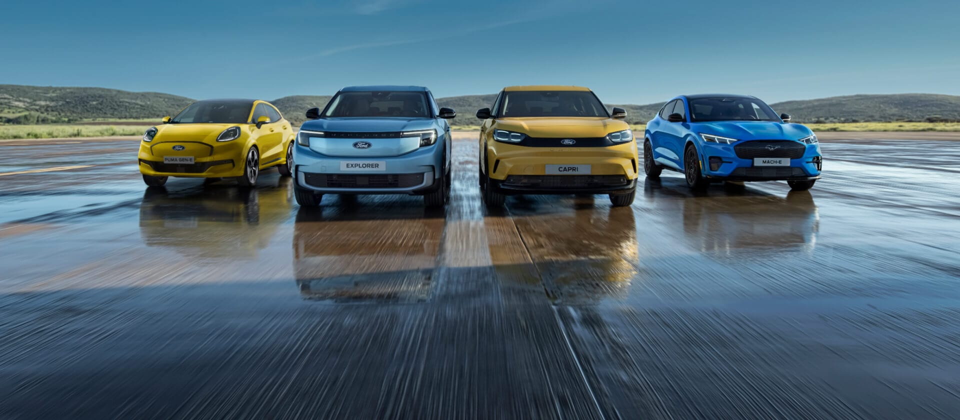 Reihe mit Ford Elektrofahrzeugen, darunter der Ford Puma Gen-E, Ford Explorer, Ford Capri und Ford Mustang Mach-E.