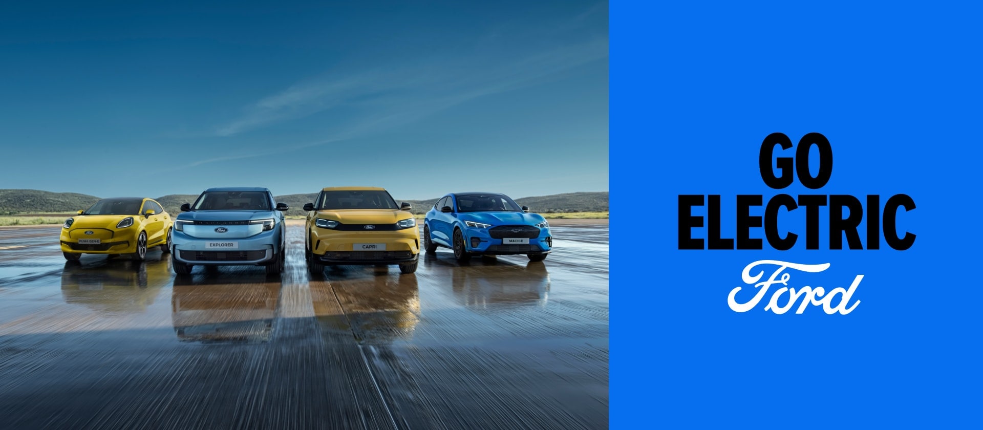 Der Ford Puma Gen-E, Ford Explorer, Ford Capri und Ford Mustang Mach-E stehen auf einer Landebahn, neben einer 'Go Electric' Grafik auf blauem Hintergrund.