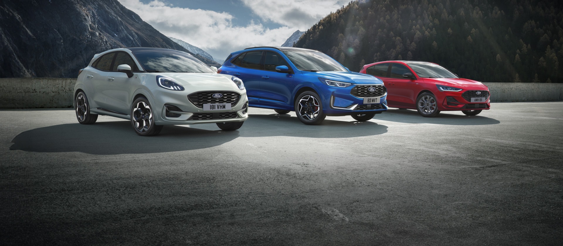 Reihe mit Hybridfahrzeugen von Ford, darunter der Ford Puma, Ford Kuga und Ford Focus.