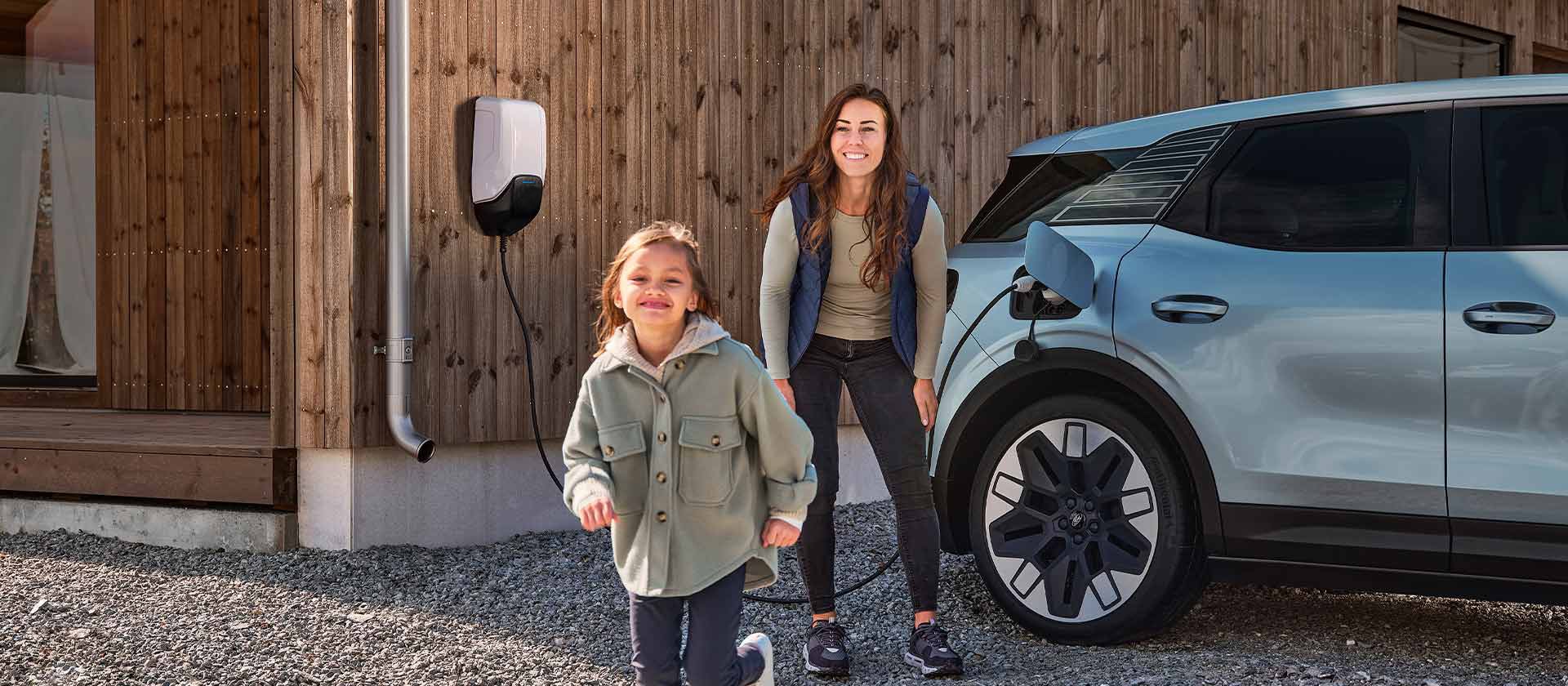 Eine Familie hat Spaß beim Aufladen ihres elektrischen Ford Explorer mit einer EV-Ladestation.