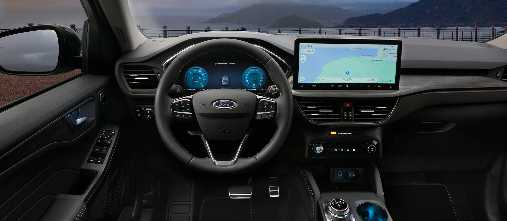 Innenraum eines  Ford Hybrid-Fahrzeugs und Navigationsbildschirm.