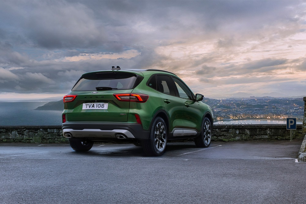 Heckansicht eines  Ford Kuga Hybrid-Fahrzeugs.