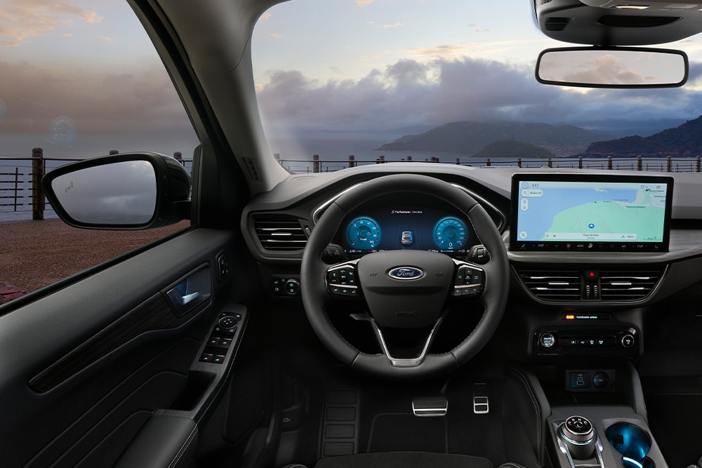 Innenraum eines Ford Hybrid-Fahrzeugs und  Navigationsbildschirm.