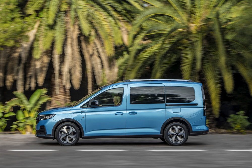 Ein blauer Ford Tourneo Connect Plug-in-Hybrid parkt auf einer Straße.