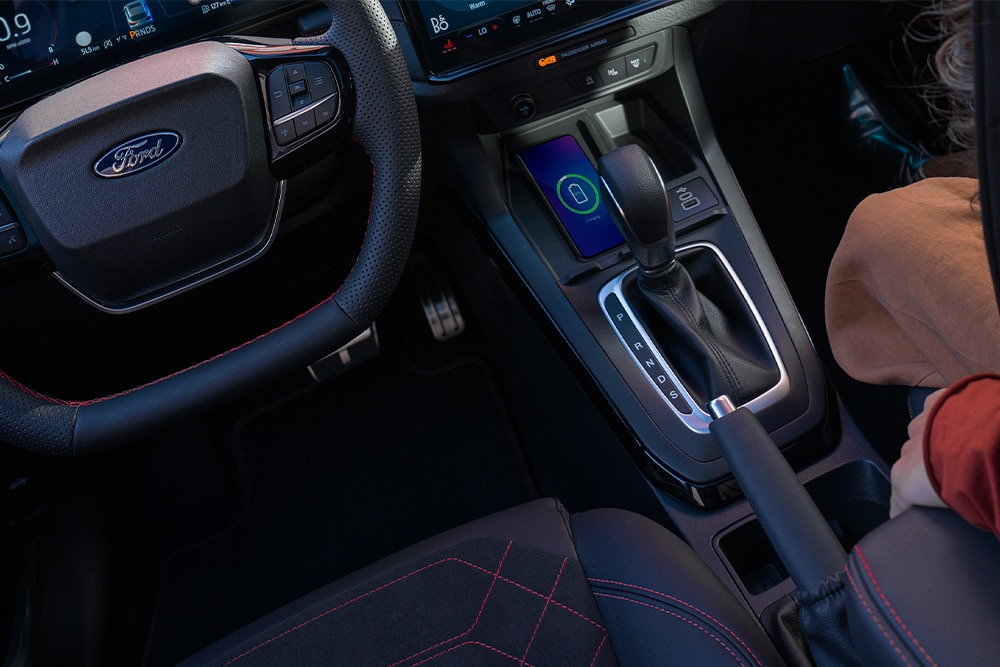 Innenansicht eines Mild-Hybrid-Fahrzeugs von Ford, einschließlich Lenkrad und Automatikgetriebe. 