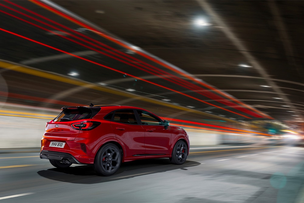 Ein rotes Ford Focus Mild-Hybrid-Fahrzeug fährt durch einen Tunnel. 