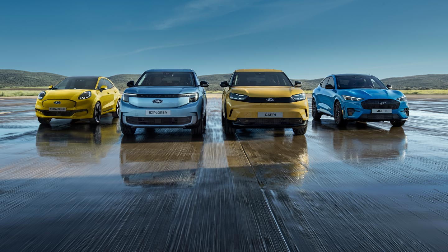 Reihe mit Ford Elektrofahrzeugen, darunter der Ford Puma Gen-E, Ford Explorer, Ford Capri und Ford Mustang Mach-E.