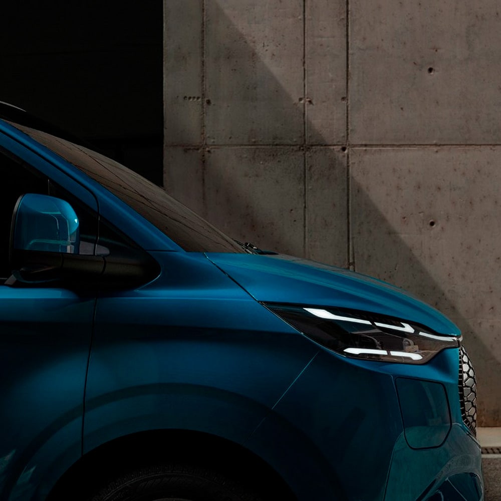Nahaufnahme eines blauen elektrischen Ford Nutzfahrzeugs.