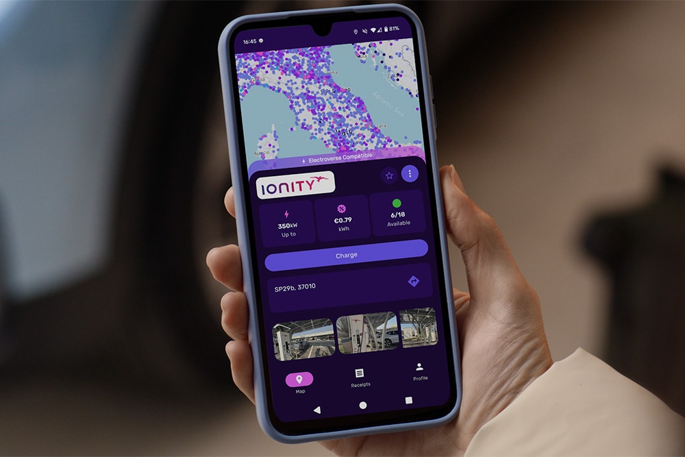 Ein Smartphone, das die Octopus Electroverse App mit Ladepunkten anzeigt.
