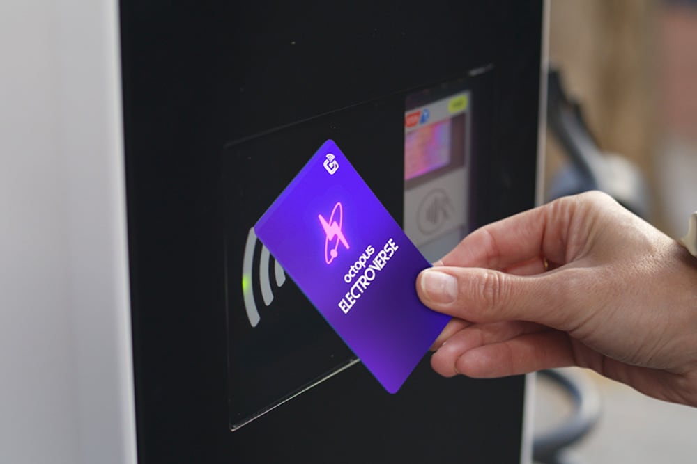 Eine Octopus Electrocard (RFID) wird an einer öffentlichen Ladestation verwendet.