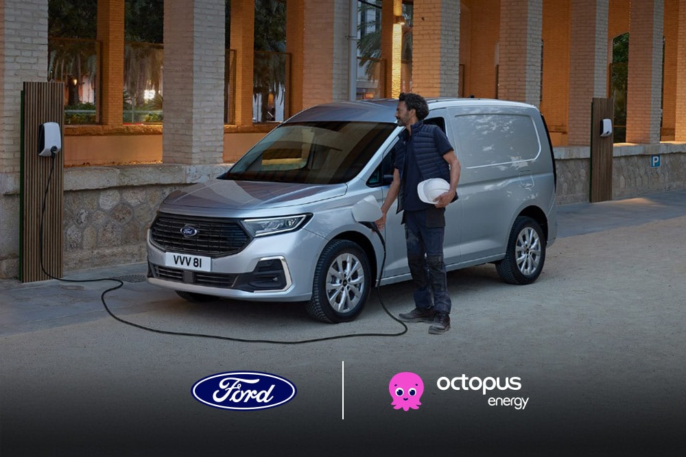 Ein Mann lädt einen silbernen Ford Transporter an einer Heimladestation. Die Logos von Ford und Octopus Energy sind sichtbar.