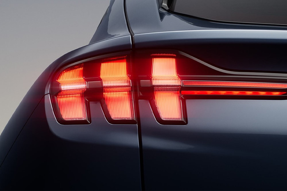 Heckansicht eines schwarzen Ford Elektrofahrzeugs.