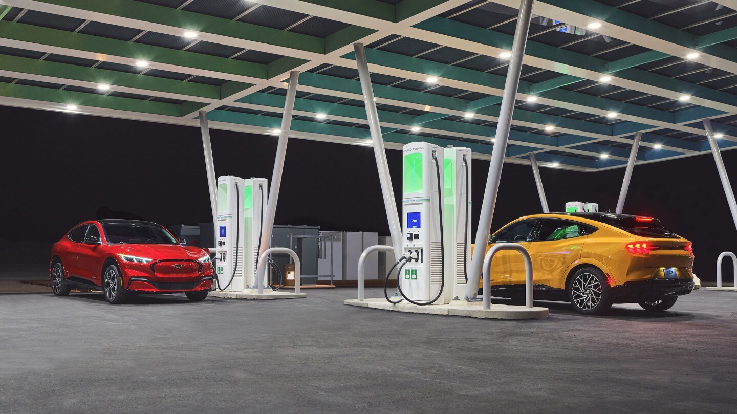 Autos werden an einer Ladestation geladen