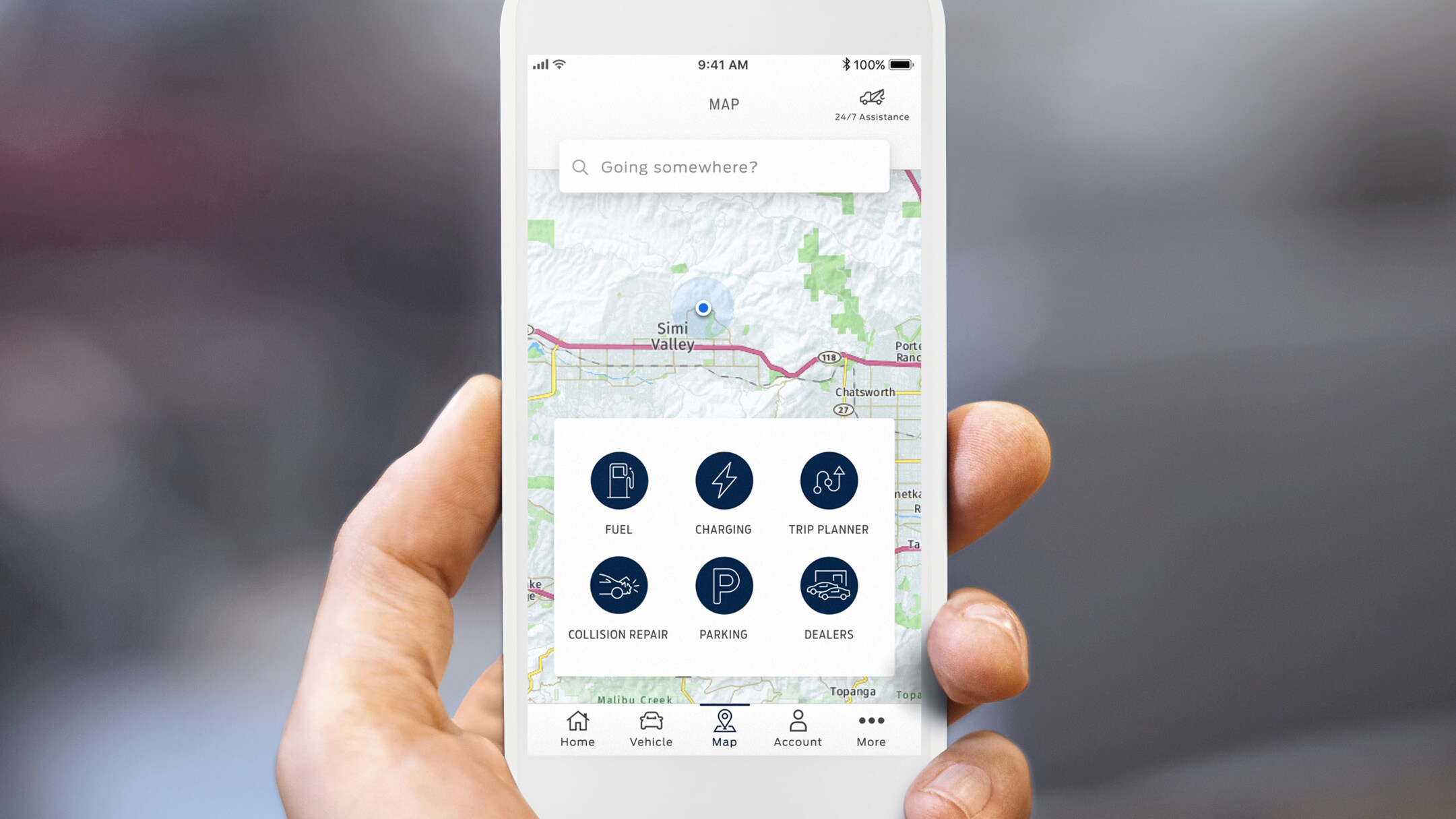 Smartphone, das Informationen über die Reichweite eines Autos anzeigt