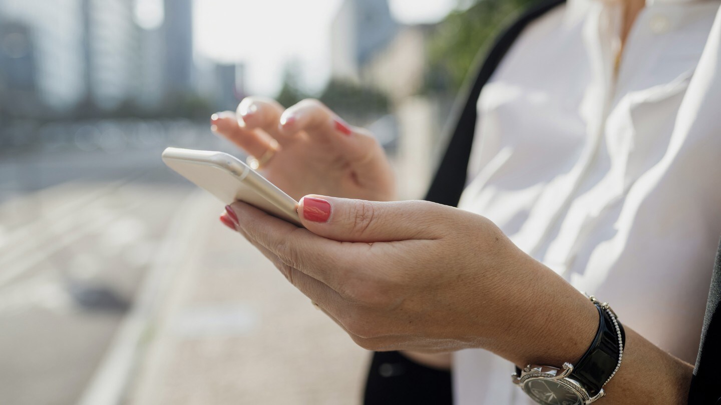Frau, die ein Smartphone bedient