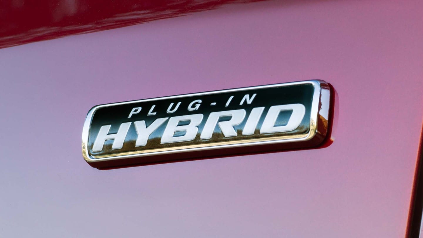 Nahaufnahme vom Plug-in-Hybrid-Emblem