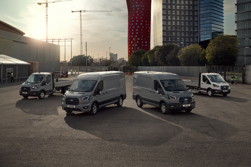 Die Palette der Ford Elektro- und Plug-in-Hybrid-Vans, die draußen auf einem Parkplatz geparkt sind.