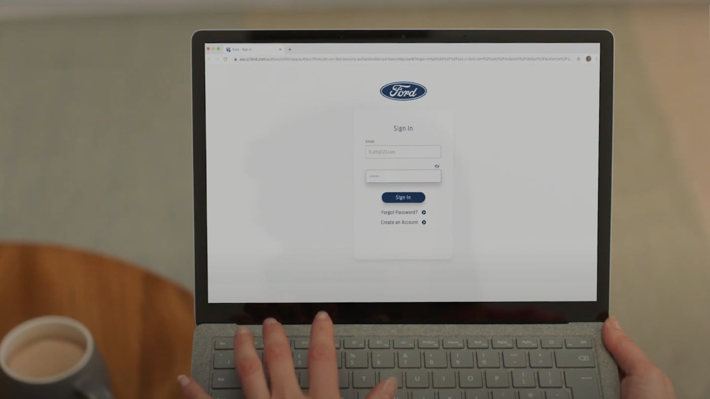 Computerbildschirm mit dem Anmeldeformular für das Ford-Konto