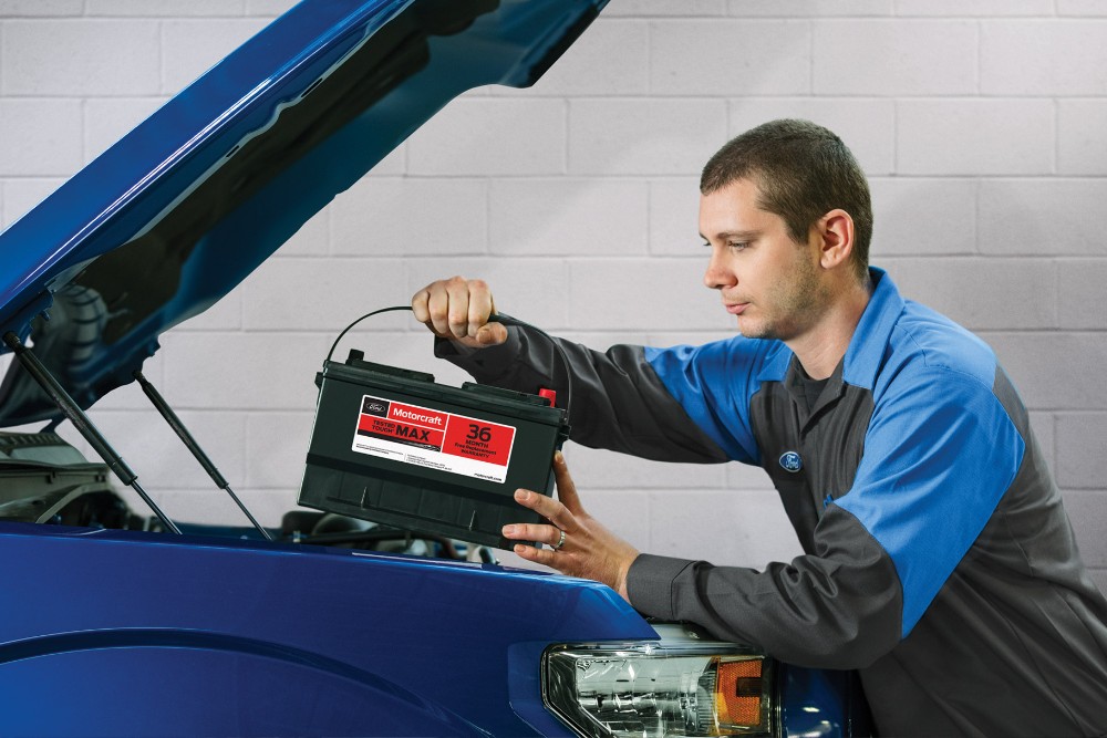 Ford Mechaniker beim Austausch einer Autobatterie