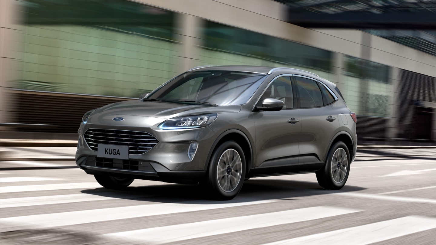 Ford Kuga in Silber fahrend auf Straße in der Stadt