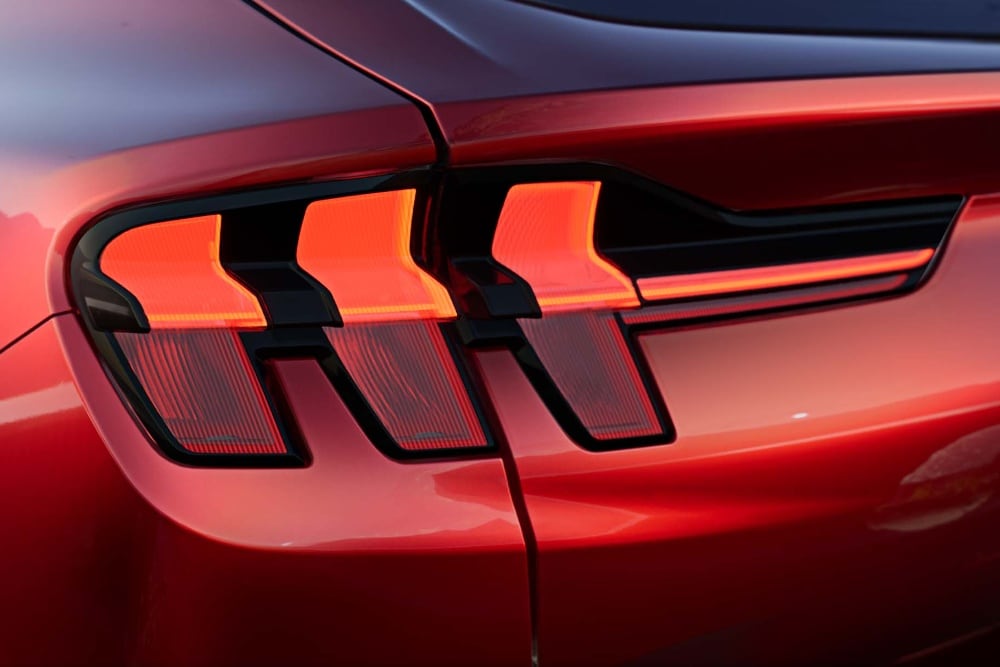Bremslicht an rotem Ford Mustang Mach-E