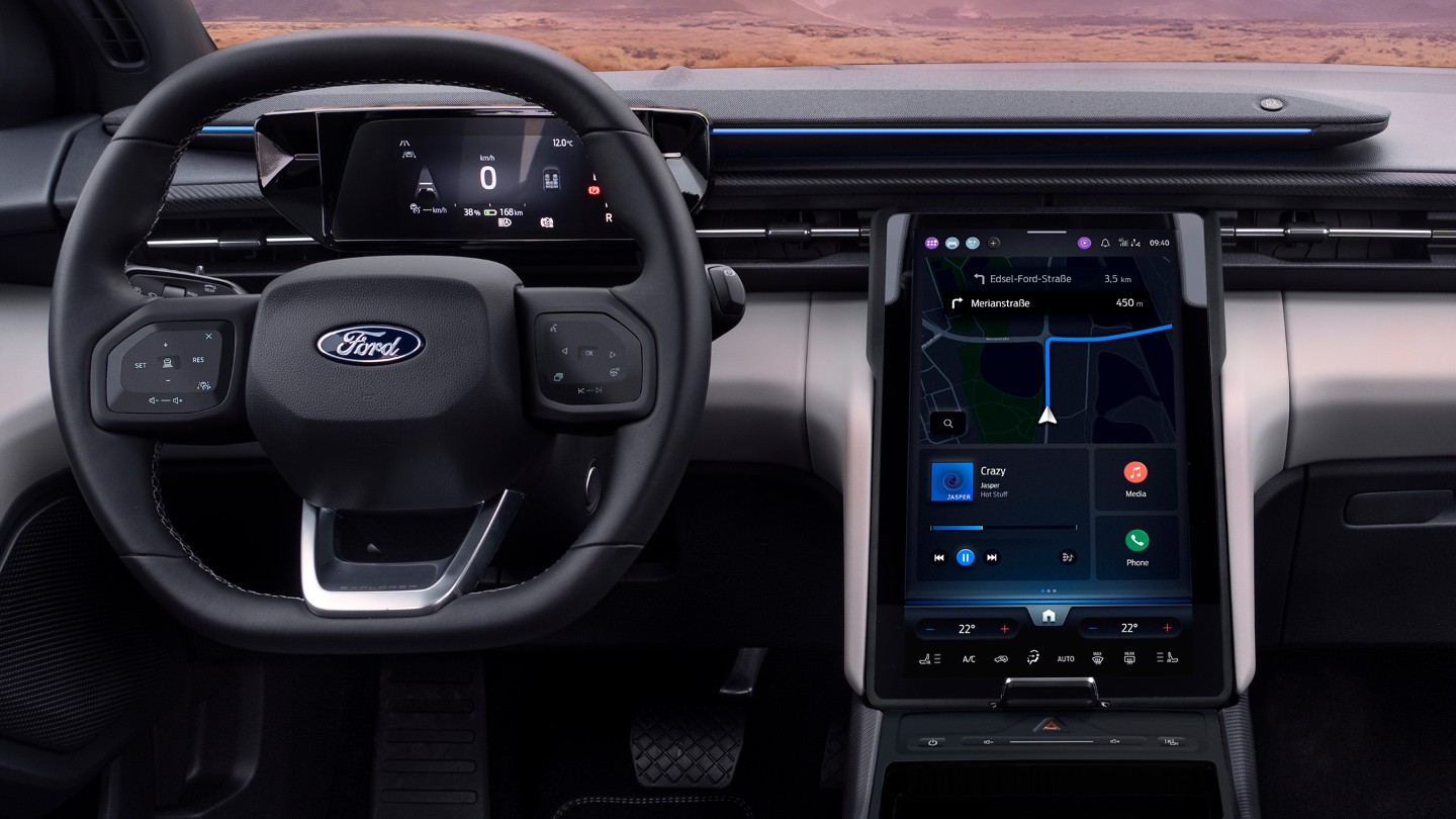 Das Interieur des vollelektrischen Ford Explorer mit Lenkrad und SYNC Move-Touchscreen.