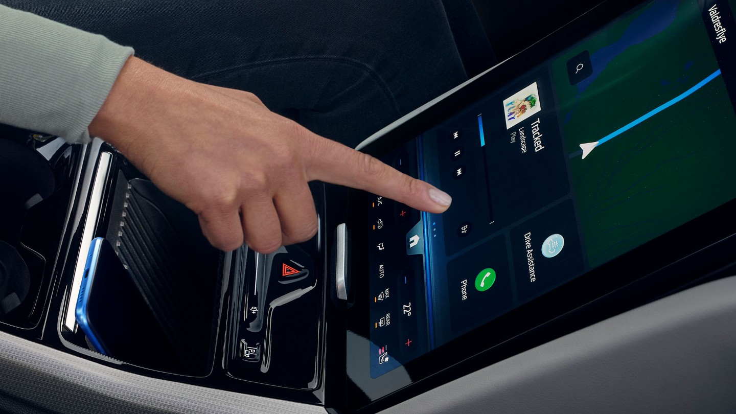 Eine Frau interagiert mit dem großen SYNC Move-Touchscreen im Ford Explorer.