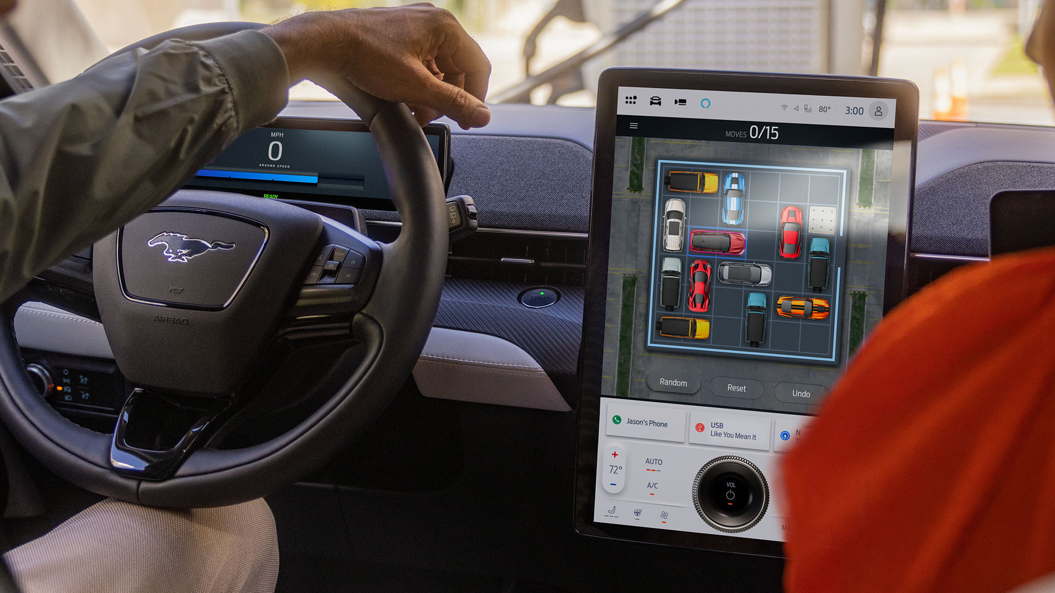 Das Interieur des Ford Mustang Mach-E mit dem Lenkrad und dem großen SYNC 4-Touchscreen.