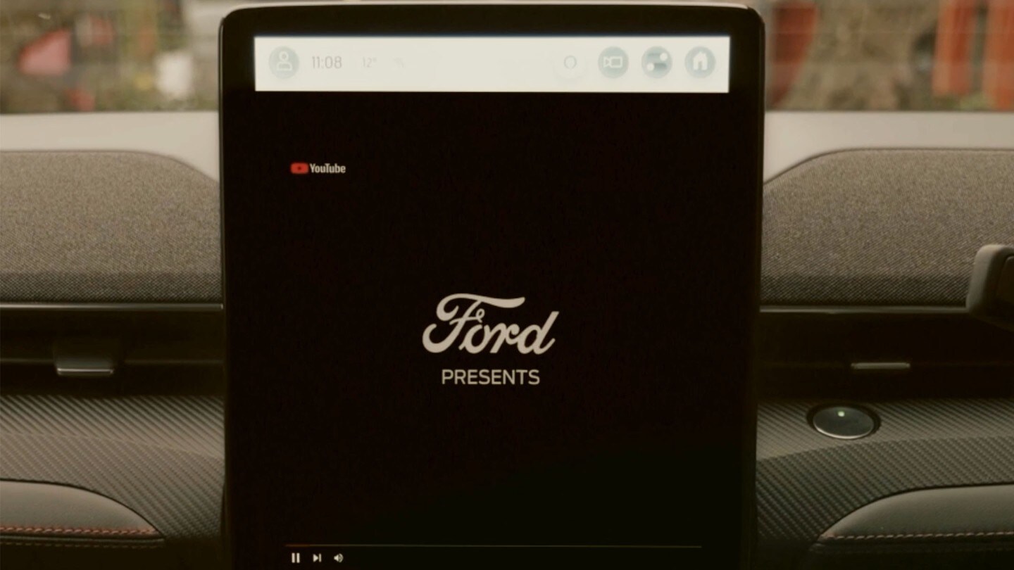 Ein Ford Infosystem zeigt das Ford Logo und den Schriftzug "Ford Presents"