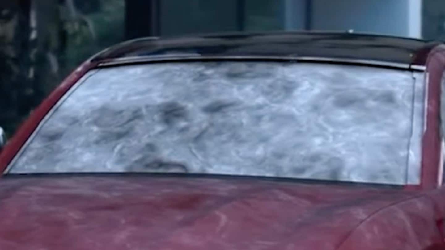 Nahaufnahme einer vereisten Windschutzscheibe eines Ford Mustang Mach-E im Winter.