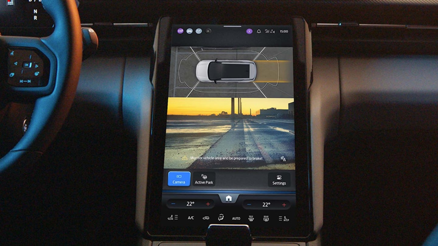 Nahaufnahme des SYNC Move-Touchscreens im Ford Explorer mit der auf dem Display verwendeten 360°-Kamera.