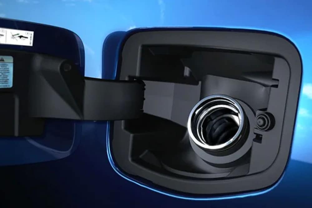 Nahaufnahme der Tanköffnung eines blauen Ford Fahrzeugs zur Demonstration von Ford Easy Fuel.