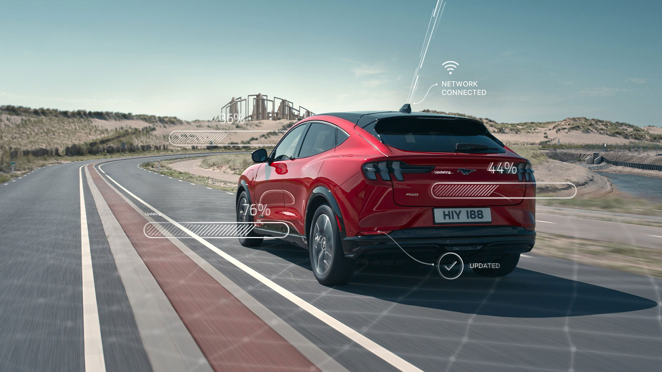 Ford Mustang Mach-E 3/4-Heckansicht fahrend auf Straße mit SYNC 3 Features