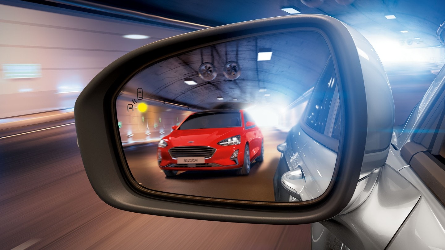 Roter Ford Focus im Spiegel