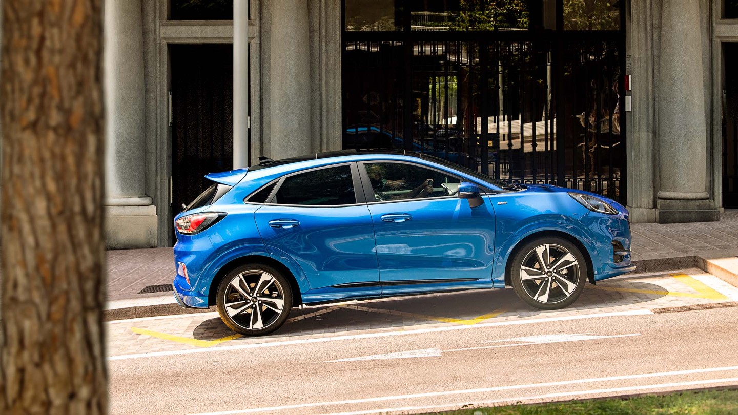 Ford Puma in Blau Seitenansicht auf einer Straße parkend
