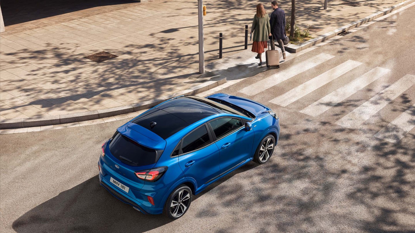 Ford Puma in Blau Draufsicht an einem Zebrastreifen parkend