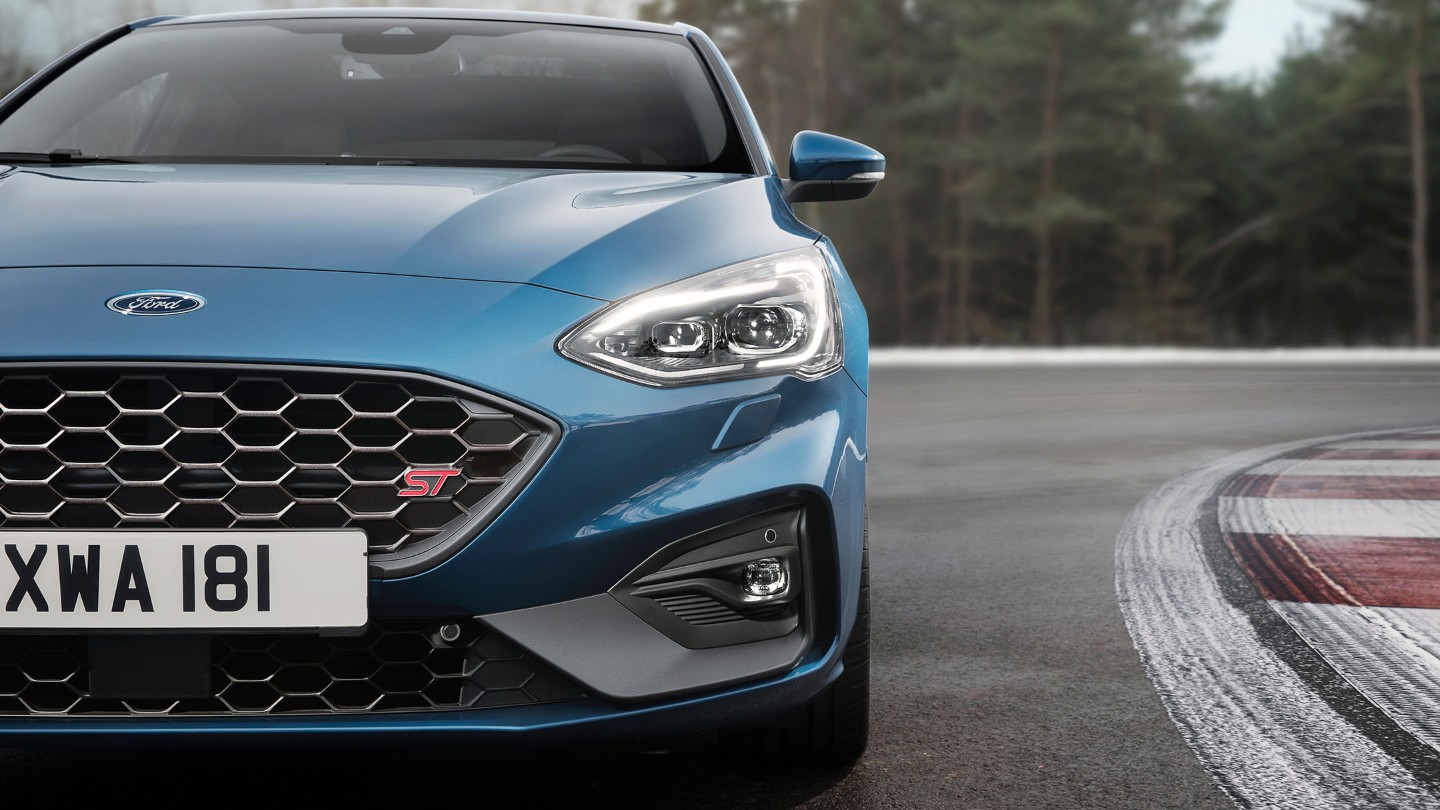 Ford Focus ST in Blau Frontansicht auf einer Rennstrecke fahrend