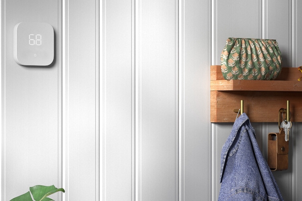 Alexa Smart Home Gerät an weißer Wohnwand