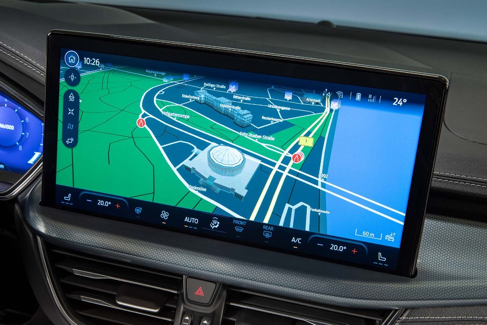Nahaufnahme des SYNC 4-Touchscreens mit Anzeige der Navigation und der Karten.
