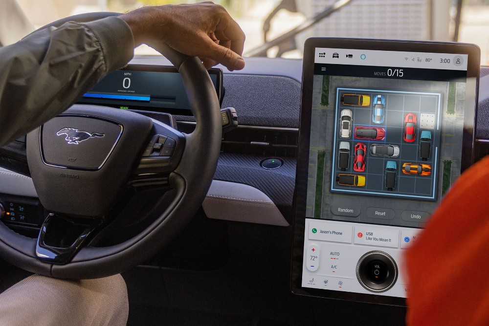 Das Interieur des Ford Mustang Mach-E mit dem Lenkrad und dem großen SYNC 4-Touchscreen.