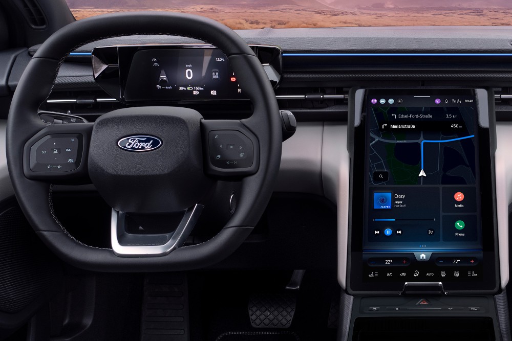 Das Interieur des vollelektrischen Ford Explorer mit Lenkrad und SYNC Move-Touchscreen.