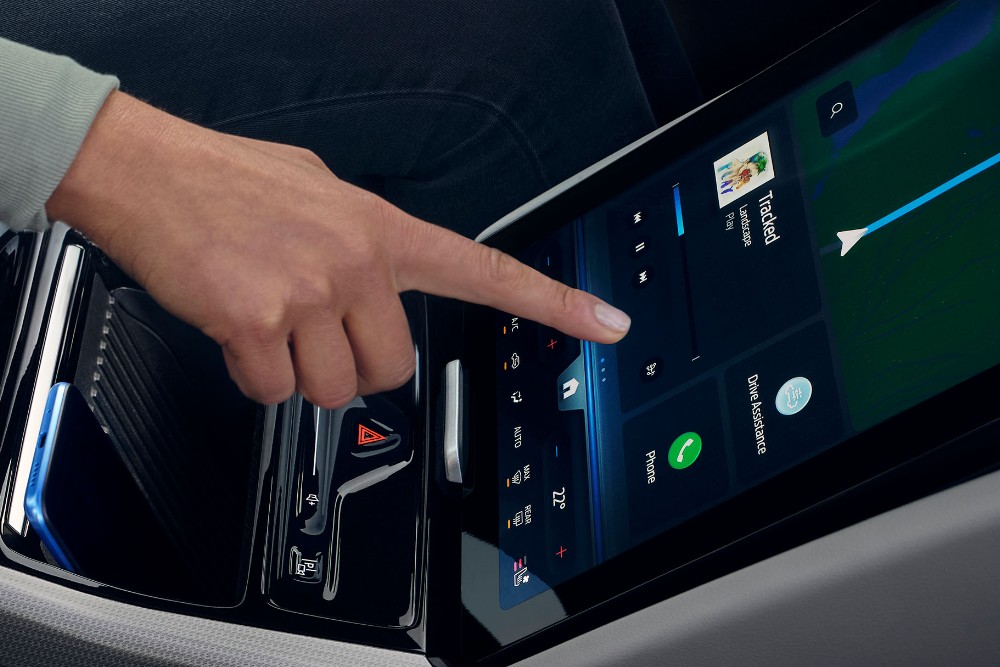 Eine Frau interagiert mit dem großen SYNC Move-Touchscreen im Ford Explorer.