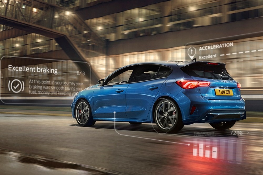 Ford Focus ST 3/4 Heckansicht fährt durch die beleuchtete Stadt bei Nacht